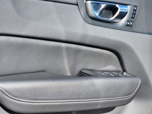 Certified 2022 Volvo XC60 B5 Momentum image 11