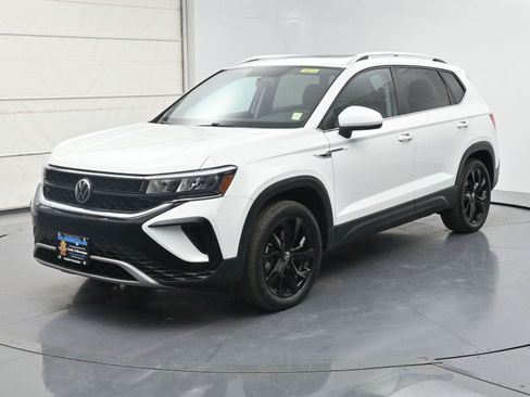 Certified 2022 Volkswagen Taos SE w/ Panoramic Sunroof Package FWD image 1