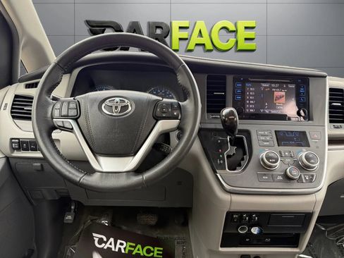 Used 2017 Toyota Sienna XLE Premium AWD/4WD image 26