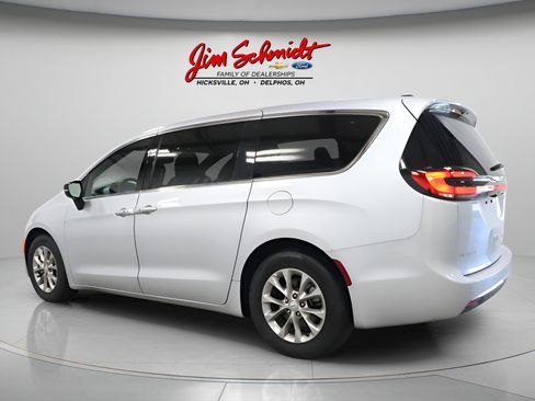 Used 2026 Chrysler Pacifica Limited FWD image 4