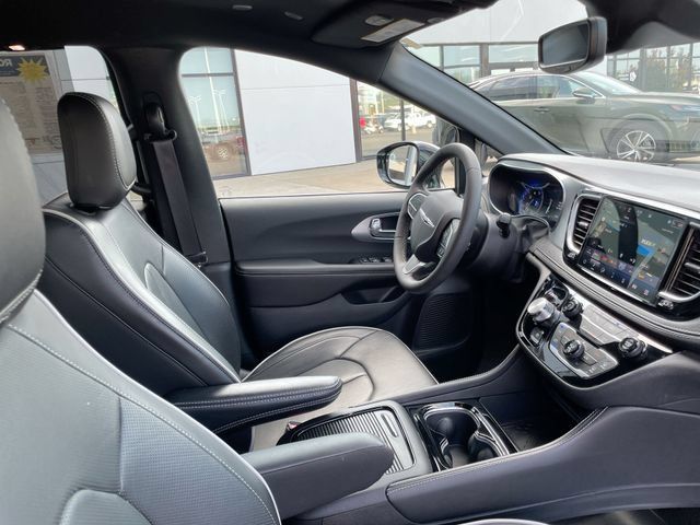 Used 2026 Chrysler Pacifica Limited FWD image 17