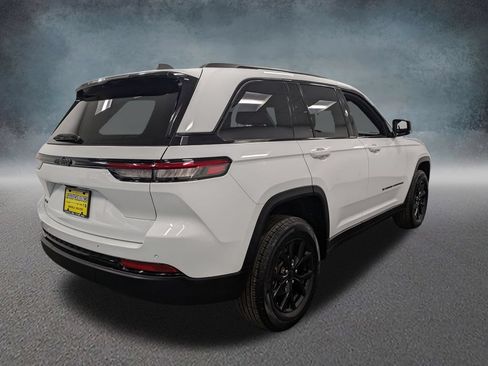 Used 2024 Jeep Grand Cherokee Altitude AWD/4WD image 4