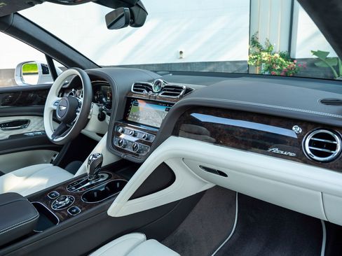 Certified 2025 Bentley Bentayga image 2