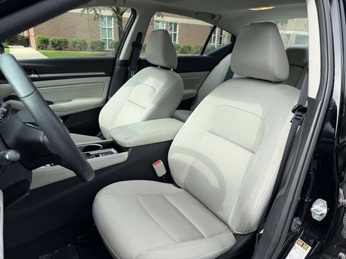 Used 2023 Nissan Altima 2.5 SV w/ SV Premium Package FWD image 11