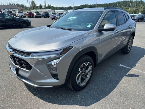 Used 2025 Chevrolet Trax LT FWD image 6