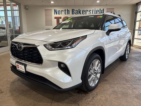 Certified 2026 Toyota Highlander Limited AWD/4WD image 6