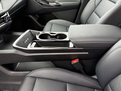 Used 2025 Chevrolet Equinox LT w/ Convenience Package II image 14