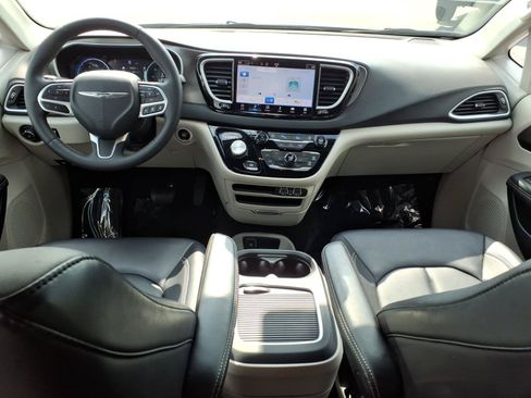 Used 2024 Chrysler Pacifica Touring-L FWD image 12