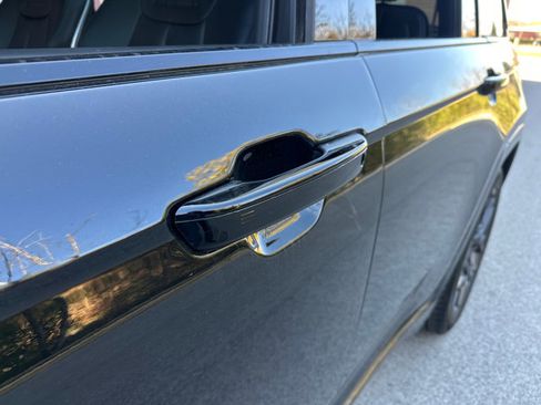 Used 2025 Jeep Grand Cherokee Summit w/ Obsidian Package image 12