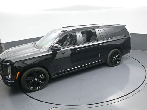 Used 2025 Cadillac Escalade ESV Sport w/ Touring Package image 60
