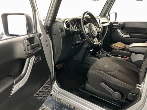Used 2018 Jeep Wrangler Sahara w/ Connectivity Group AWD/4WD image 2