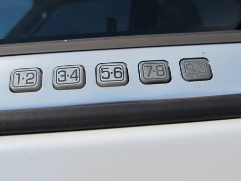 Used 2016 Lincoln Navigator Select RWD image 9