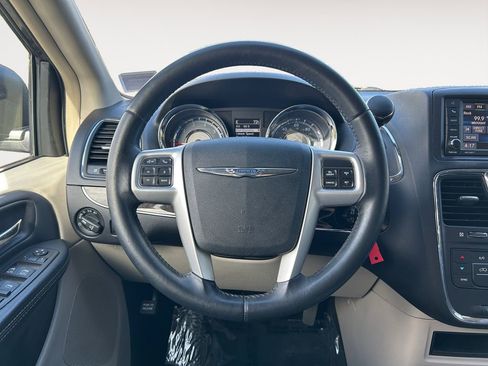 Used 2016 Chrysler Town & Country Touring FWD image 13