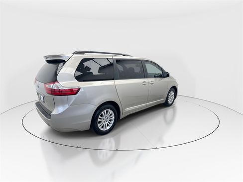 Used 2017 Toyota Sienna XLE image 8