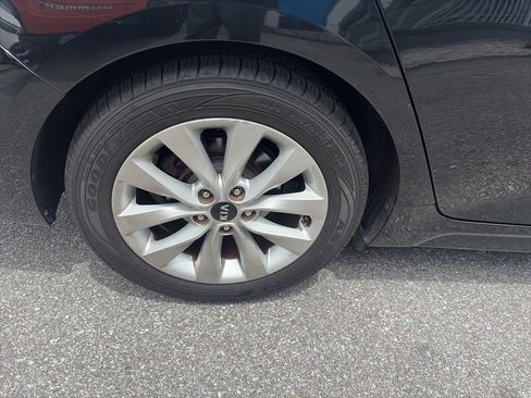 Used 2018 Kia Optima LX w/ 17" Alloy Wheels Package FWD image 9
