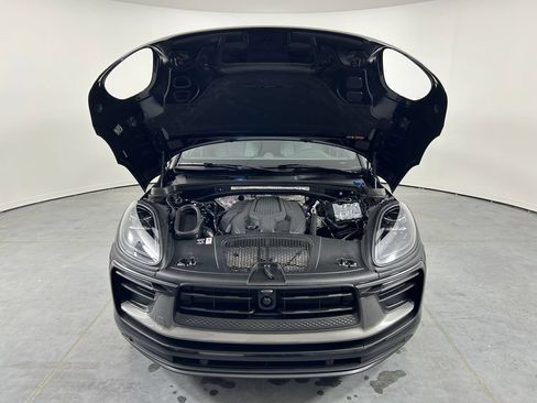 Certified 2025 Porsche Macan AWD/4WD image 29