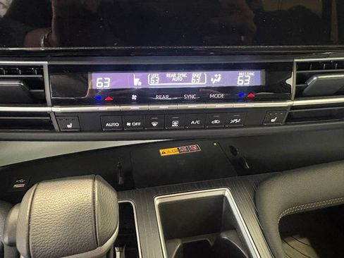 Used 2025 Toyota Sienna XLE AWD/4WD image 4