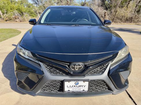 Used 2019 Toyota Camry SE image 3