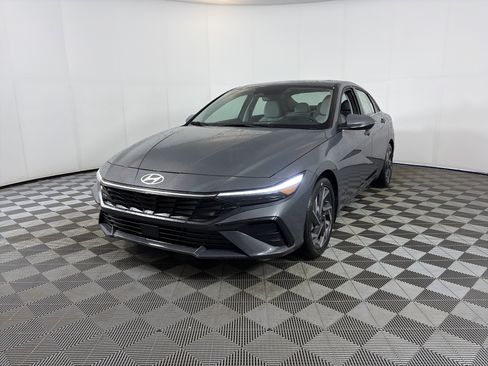 New 2025 Hyundai Elantra Limited FWD image 2