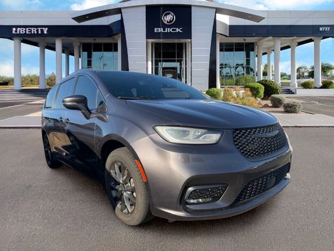 Used 2021 Chrysler Pacifica Touring w/ S Appearance Package FWD image 2