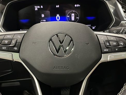 Used 2024 Volkswagen Tiguan SE w/ Panoramic Sunroof Package image 16