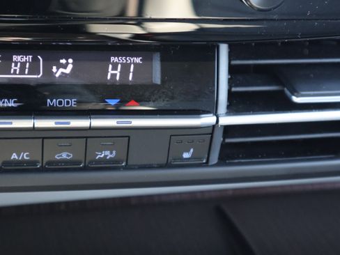 Used 2024 Toyota Sienna XLE image 26