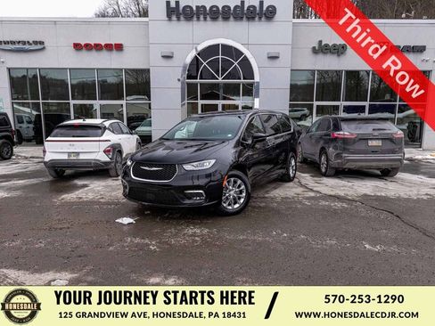 New 2026 Chrysler Pacifica Select AWD/4WD image 1