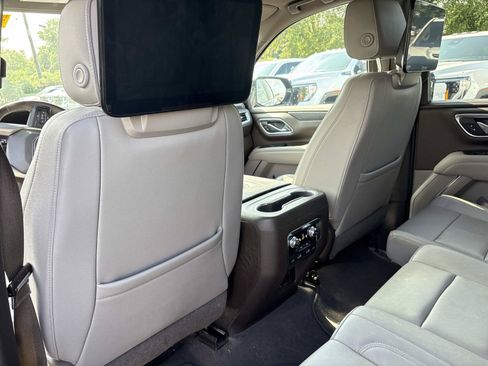 Used 2021 GMC Yukon SLT w/ Rear Media and Nav Package AWD/4WD image 31