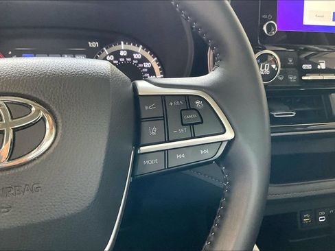 Used 2025 Toyota Highlander LE FWD image 9