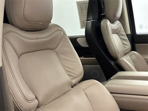 Used 2022 Lincoln Navigator Reserve image 13