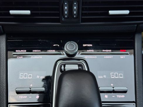 Used 2020 Porsche Cayenne image 30