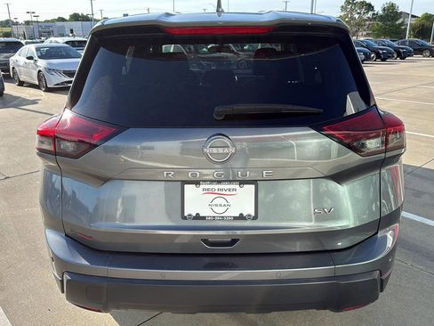 Used 2024 Nissan Rogue SV FWD image 7