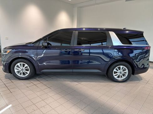 Used 2024 Kia Carnival LX image 2