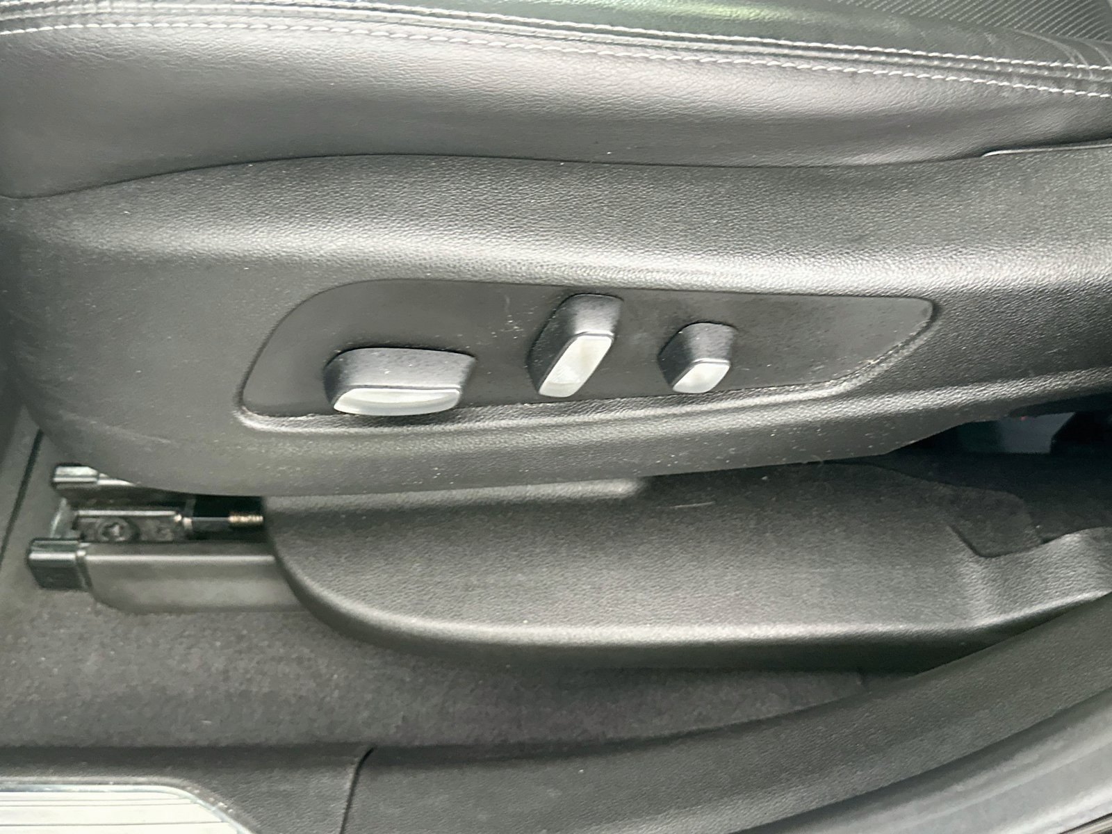 Used 2021 Cadillac XT5 Premium Luxury w/ LPO, Floor Liner Package FWD image 19