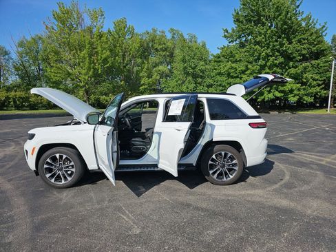 Used 2024 Jeep Grand Cherokee Overland w/ Luxury Tech Group IV AWD/4WD image 20