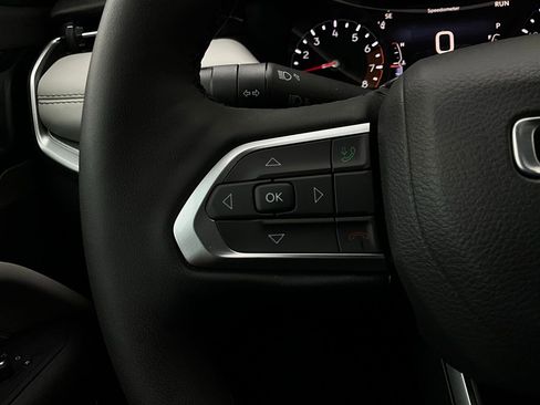 Used 2025 Jeep Compass Limited image 37