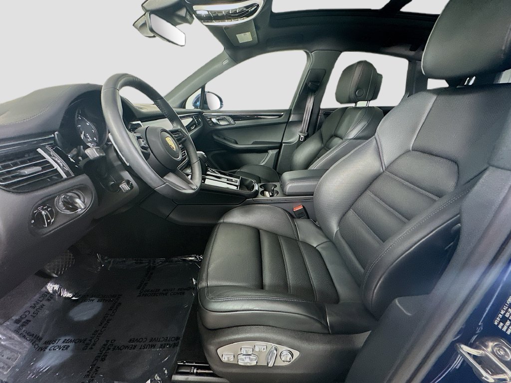 Certified 2025 Porsche Macan AWD/4WD image 5