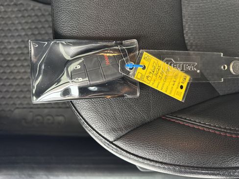 Used 2025 Jeep Compass Trailhawk image 33