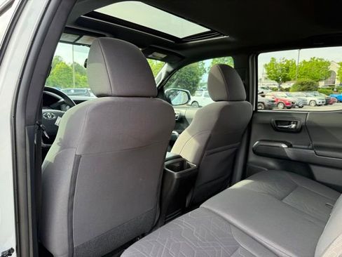 Used 2016 Toyota Tacoma TRD Sport w/ Premium & Technology Package AWD/4WD image 27
