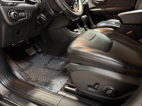 Used 2019 Jeep Cherokee Trailhawk w/ Comfort & Convenience Group AWD/4WD image 10