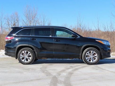 Used 2015 Toyota Highlander XLE image 2