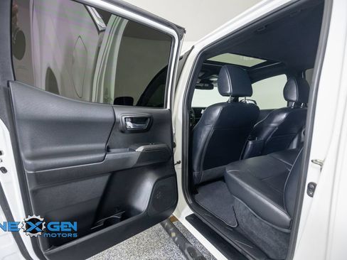 Used 2019 Toyota Tacoma TRD Sport AWD/4WD image 28