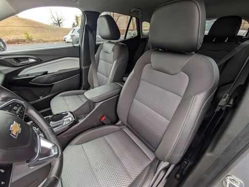 Used 2025 Chevrolet Trax LT w/ LT Convenience Package image 21