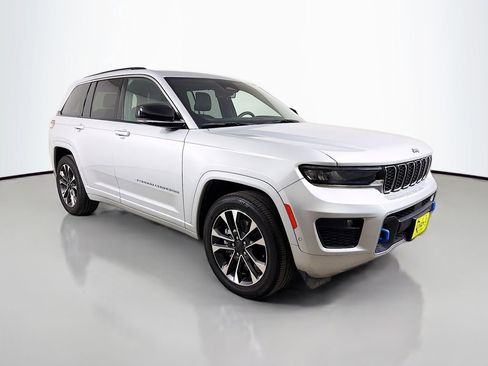 Used 2023 Jeep Grand Cherokee Overland w/ Luxury Tech Group IV AWD/4WD image 4