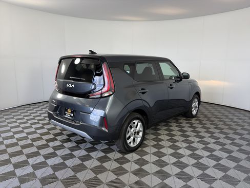 Used 2025 Kia Soul LX w/ LX Technology Package FWD image 9