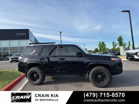 Used 2017 Toyota 4Runner SR5 AWD/4WD image 2