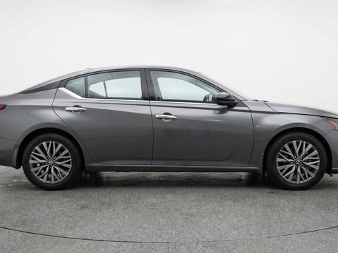 Used 2025 Nissan Altima 2.5 SV image 11