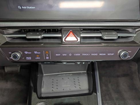 Used 2024 Kia Niro EX FWD image 30