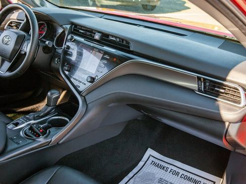 Used 2018 Toyota Camry XSE image 11