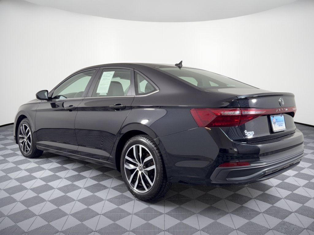 Used 2025 Volkswagen Jetta SE FWD image 3